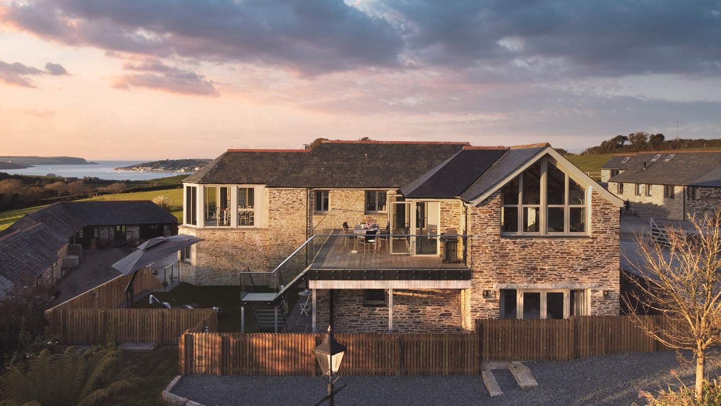 With beautiful views across the Camel estuary to Rock, this luxury retreat near Padstow is absolutely stunning.