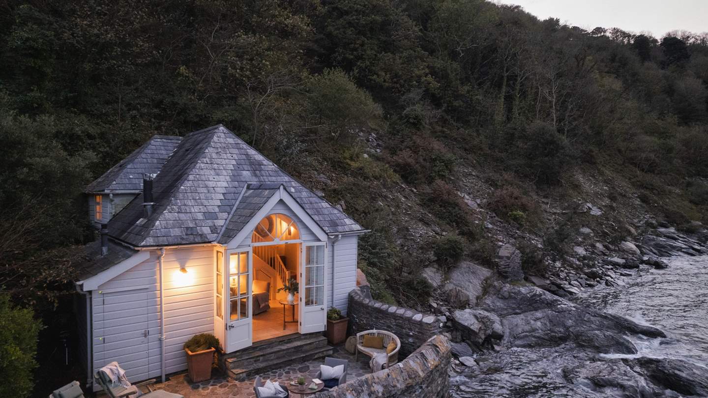 Seek a romantic escape like no other at our luxury retreat for two, set on the water's edge near Fowey... 