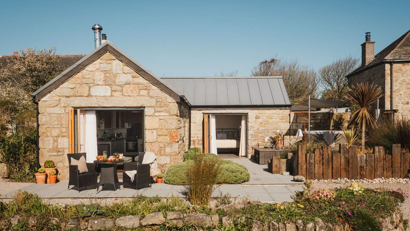 Boasting breath-taking views across to St Michael’s Mount, our luxury retreat for two is oh-so-romantic