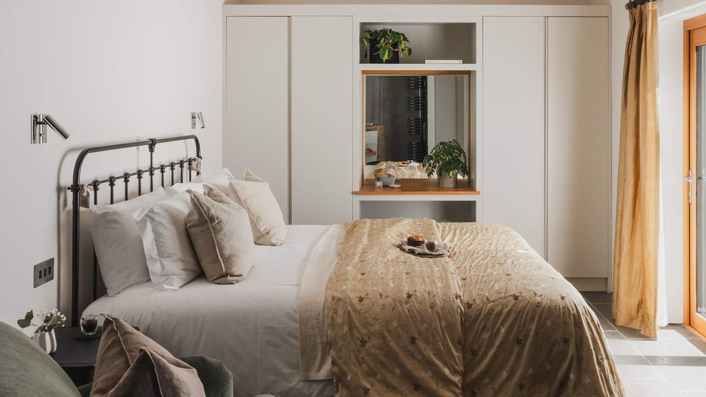 The bedroom at Fingers Point beckons for heavenly slumbers, with a super king size bed complete with a Hypnos mattress 