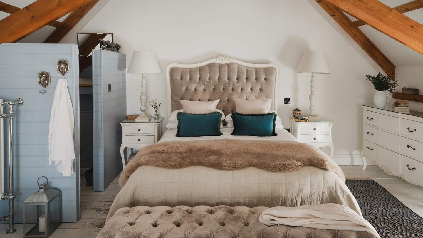 White painted floorboards lead to the gorgeous king sized bed with dove grey velvet headboard – so comfortable you’ll think your sleeping on clouds 