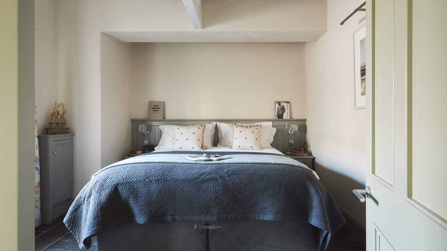 You'll have no problem drifting off to the land of nod in these two gorgeously light and airy bedrooms