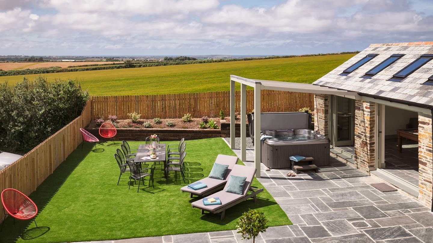 Broadview welcomes up to ten, promising views of rolling countryside from the bubbling hot tub