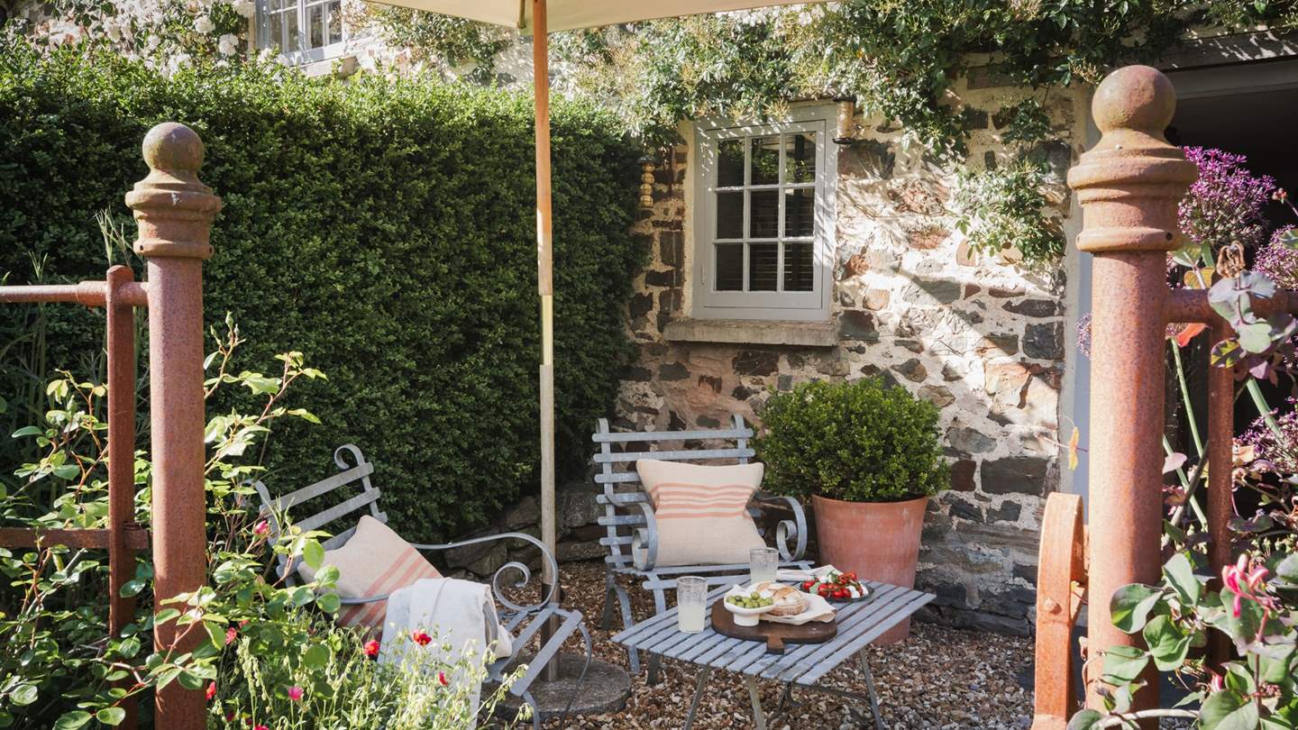 Bask in the beauty of the botanical garden with pretty blooming blossoms