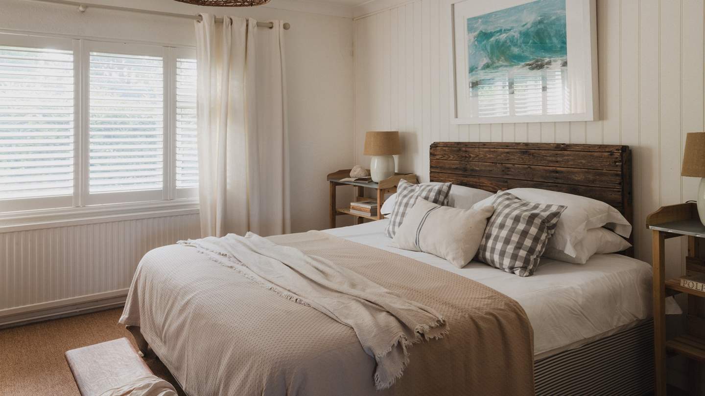 The second bedroom, also on the ground floor, presents a super king-sized zip-and-link bed with lust-worthy linens for a cosy aesthetic 