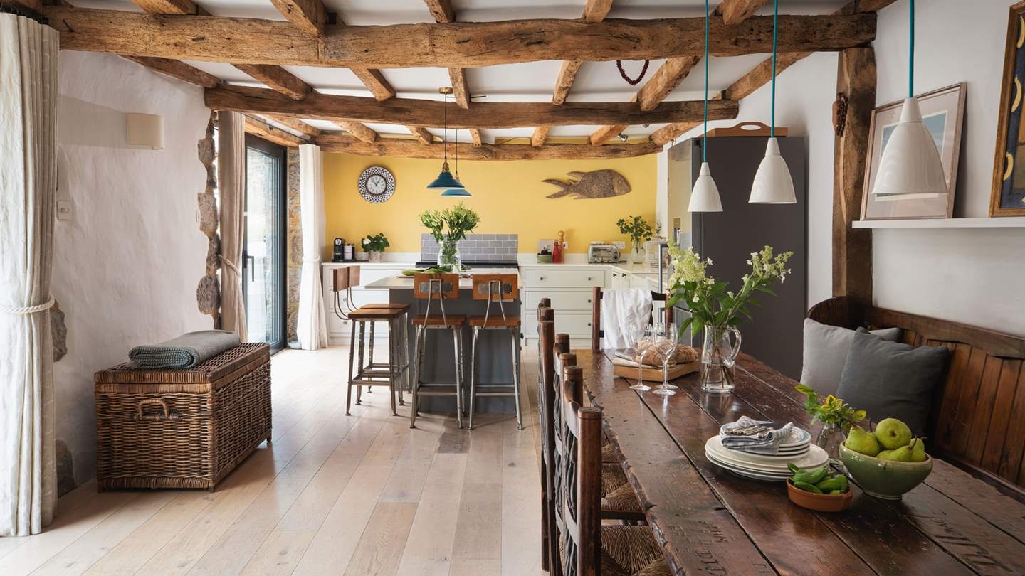 This kitchen/dining area is a dream for those who want to admire the chef at work...