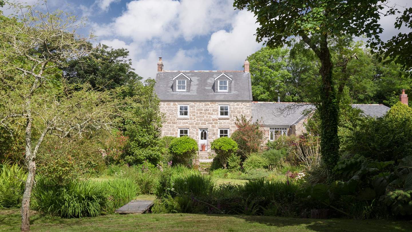 Set within gorgeous gardens, Alsia Mill is a hidden escape in the far west of Cornwall near Sennen