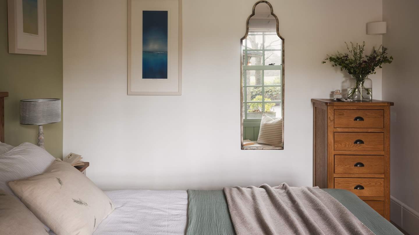 The beautiful king size bed has a Hypnos mattress to ensure the dreamiest slumbers