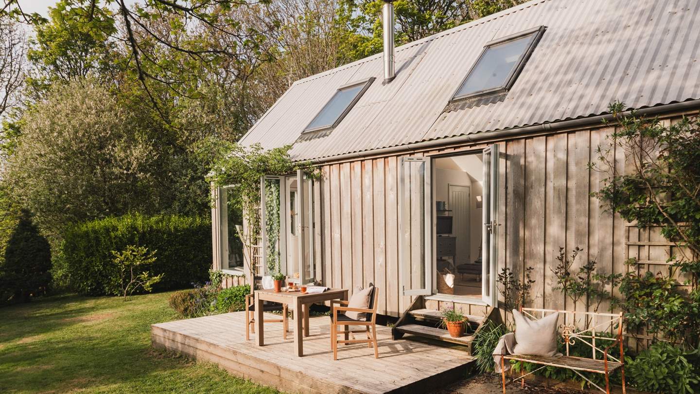 Nestled beneath a leafy canopy yet within walking distance of the ocean, The Artist Studio is a truly idyllic staycation