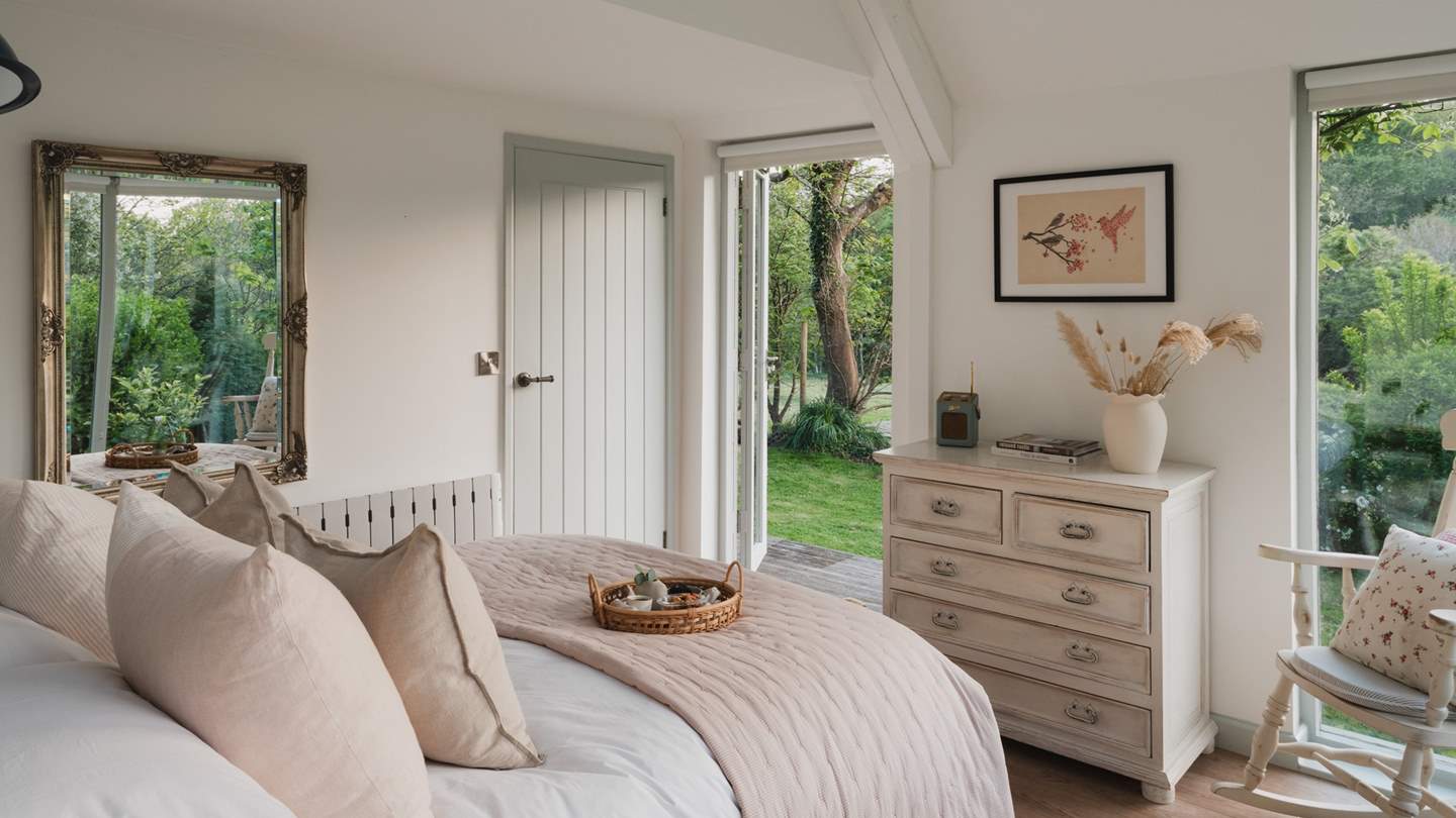 The sumptuous king sized bed, draped with gorgeous linens, will help you drift off to sleep and bird call will gently wake you in the morning