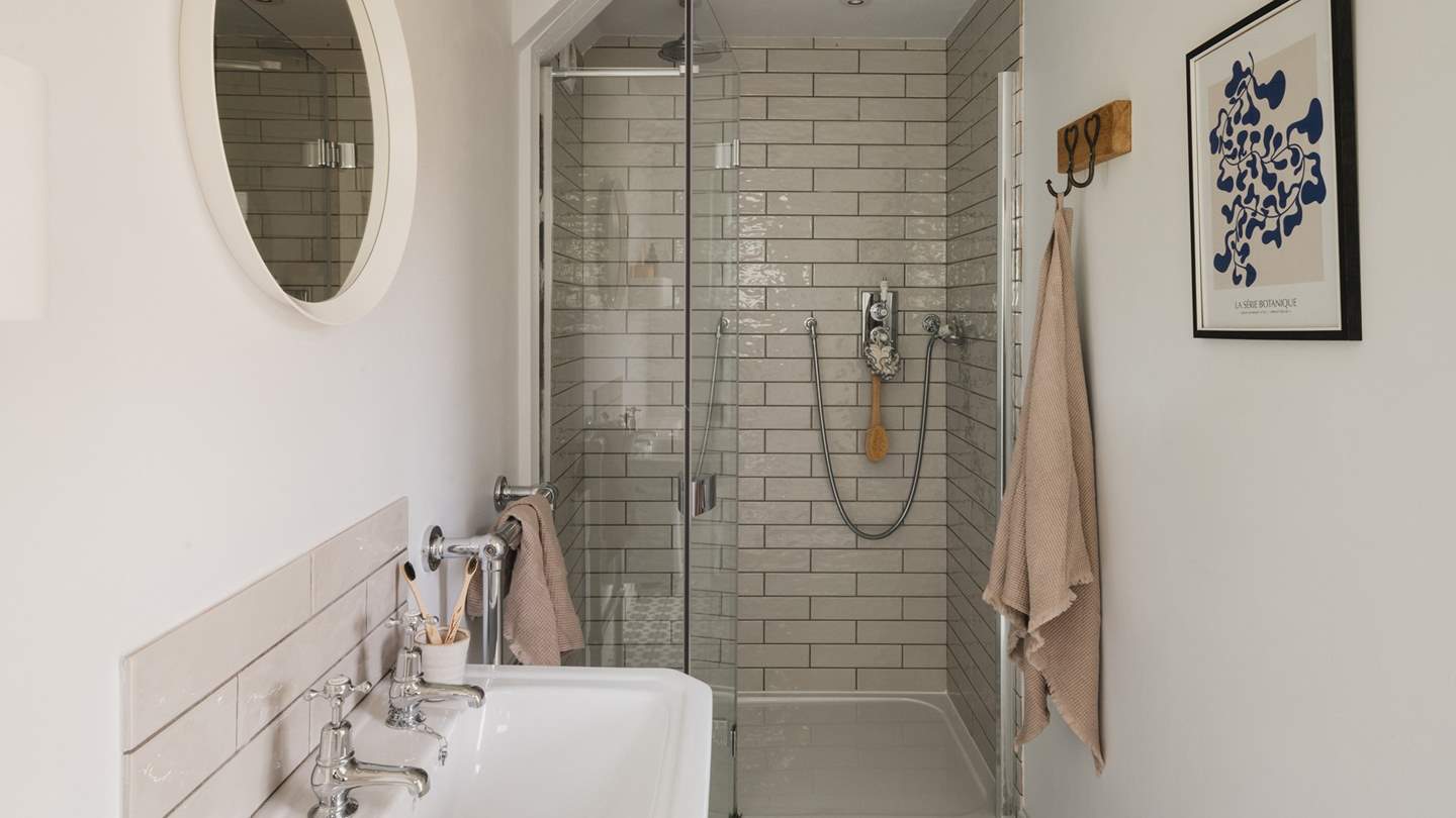 The en suite shower room has a large walk-in rainfall shower - perfect for those wake-me-up mornings or for warming yourself up after a long cliff top walk