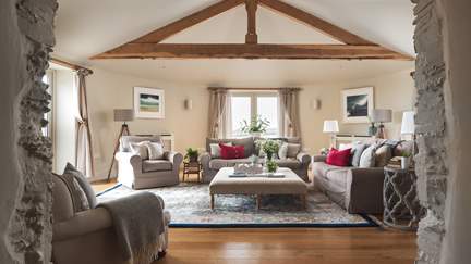 Roundhouse - 1 mile E of Trebarwith Strand, Sleeps 8 + 2 cots in 4 Bedrooms