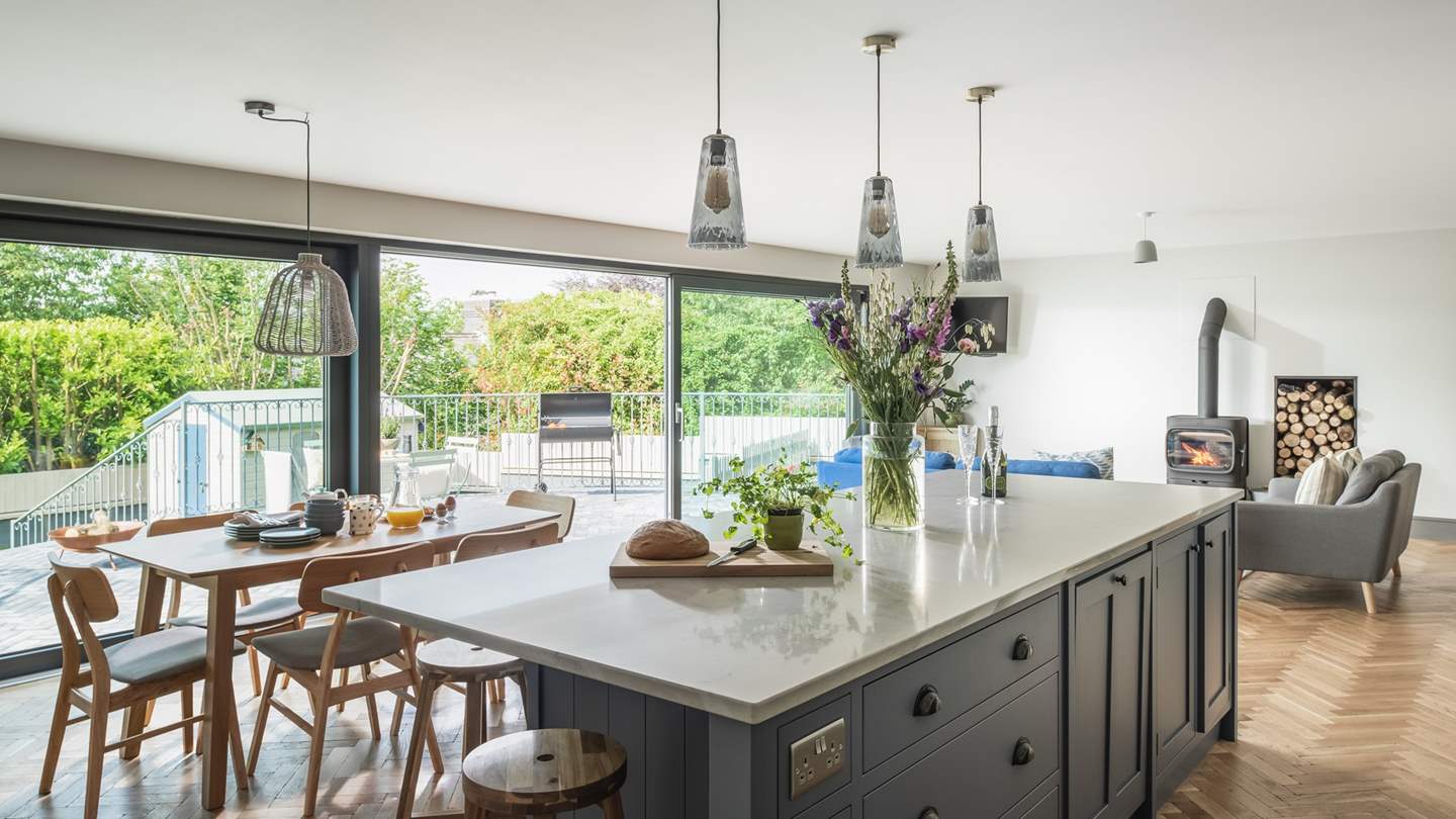 With a handy breakfast bar and dining table for six 