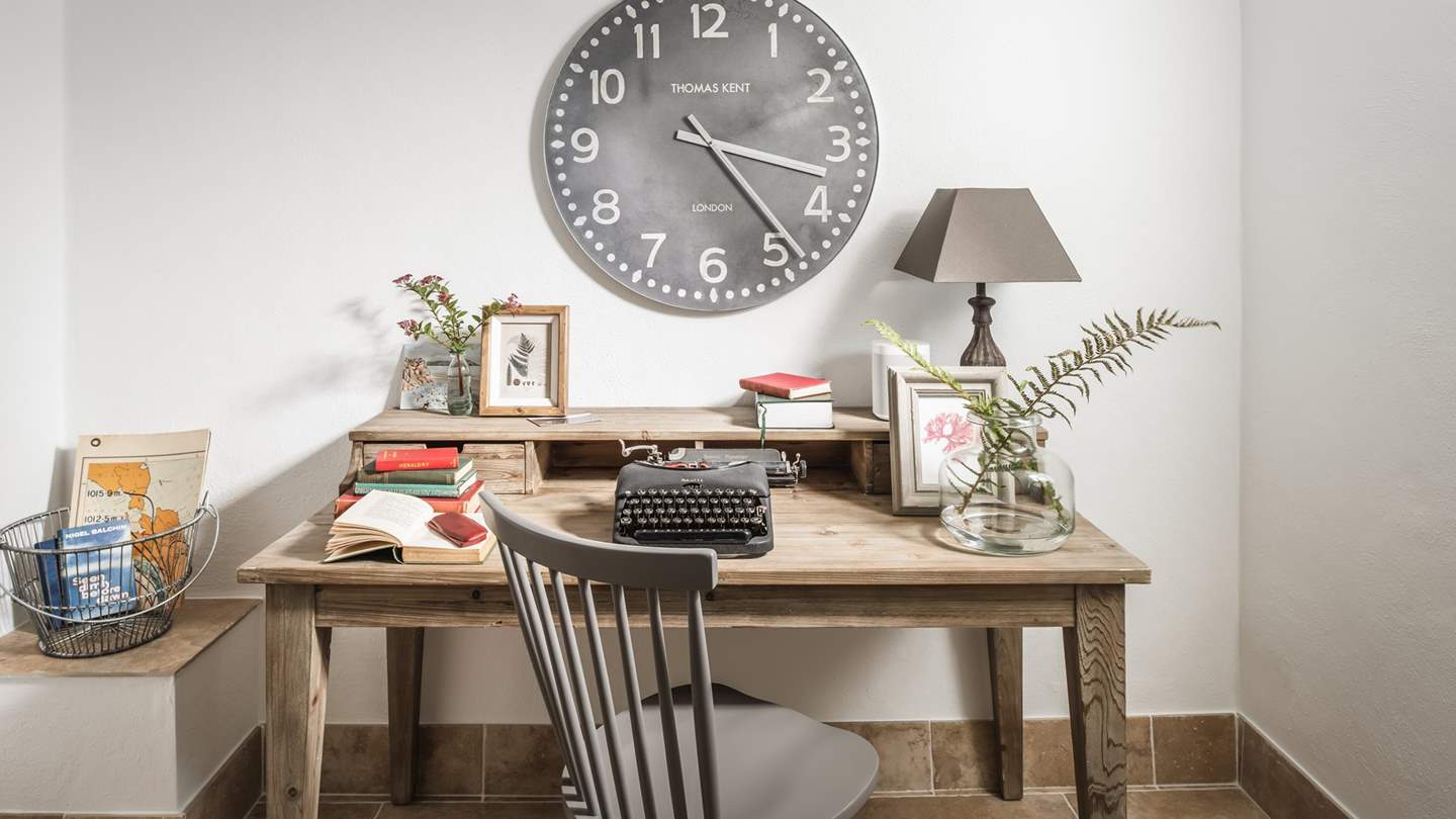 If you just can't get away from work, or if the beauty of Cornwall inspires you to get creative, there's a handy desk in the snug too.