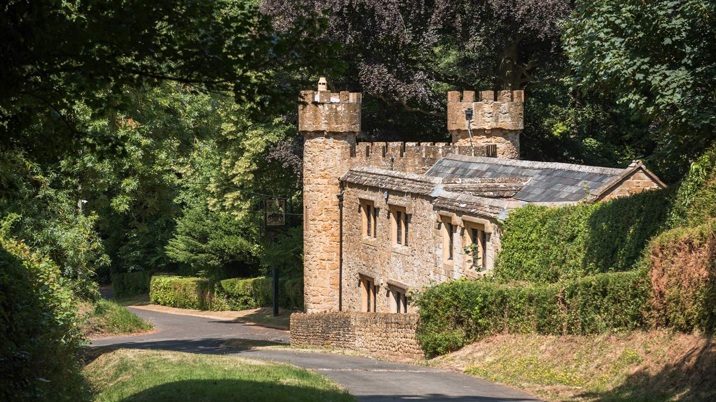 Hidden away from the hustle and bustle is this magical 18th century gate lodge. 