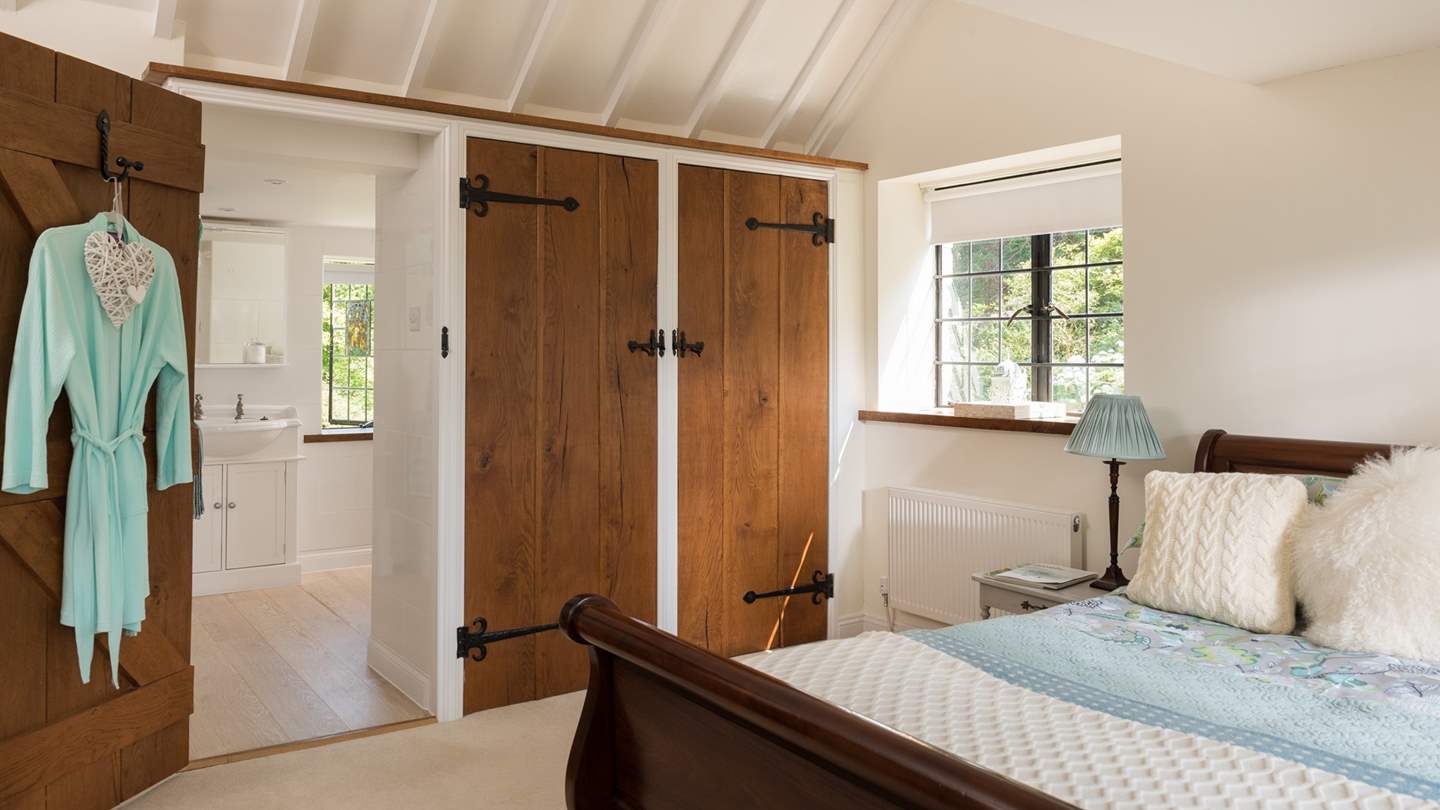 Pretty and practical; ideal for your getaway to the countryside. 