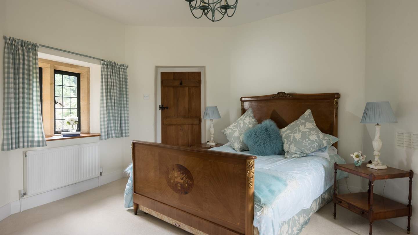 Have you ever seen such an enchanting and eye catching headboard?