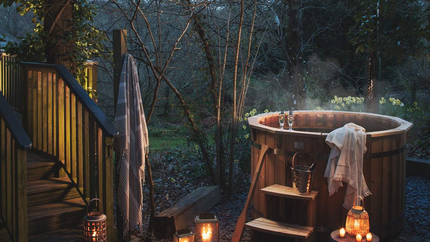 Nestled amongst a canopy of trees and with a gorgeous wooden hot tub, expect total peace and seclusion
