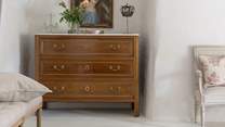 This chest of drawers dates from 1810 and comes complete with its original marble top.