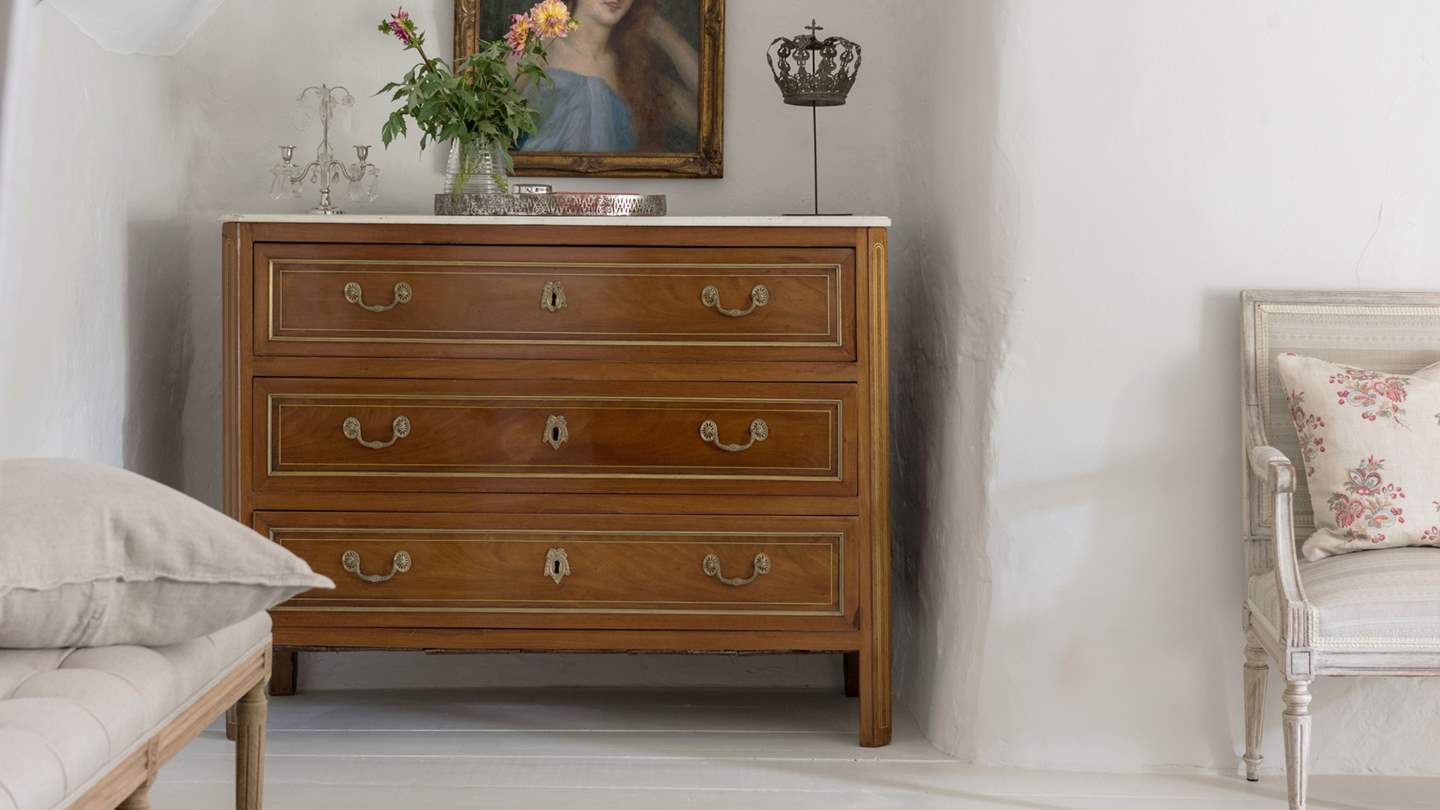This chest of drawers dates from 1810 and comes complete with its original marble top.