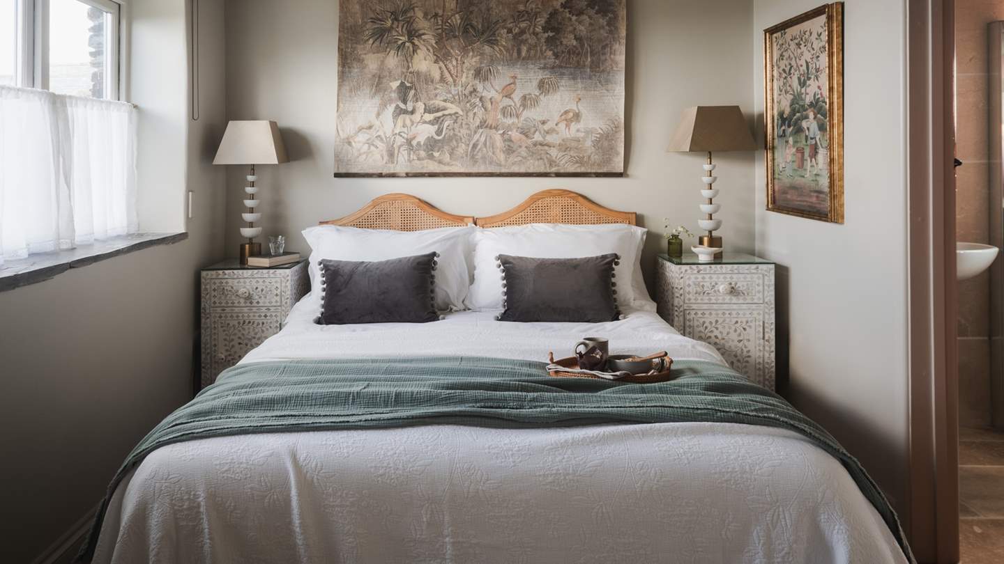 Decorated in tranquil tones, it offers organic textures and nature-inspired themes