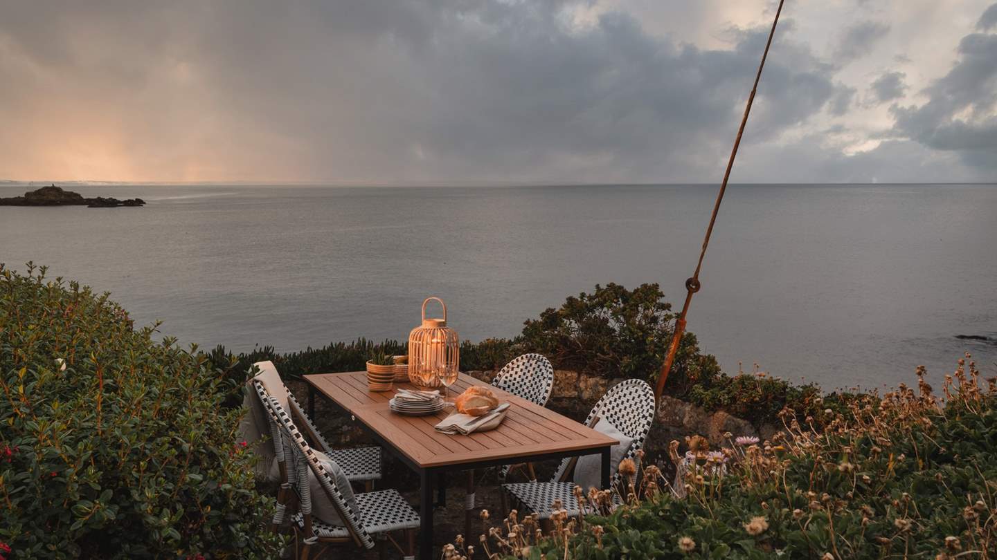 Settle into the simple joys of alfresco dining, or recline on the teak bench for mindful moments crafted from the melodies of the sea