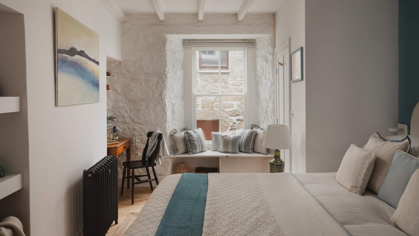 In the first bedroom, uncover a king bed with a sumptuous Simba mattress and pillows, which invite you to rest your head in utter peace, surrounded by the soft blue hues that adorn the room