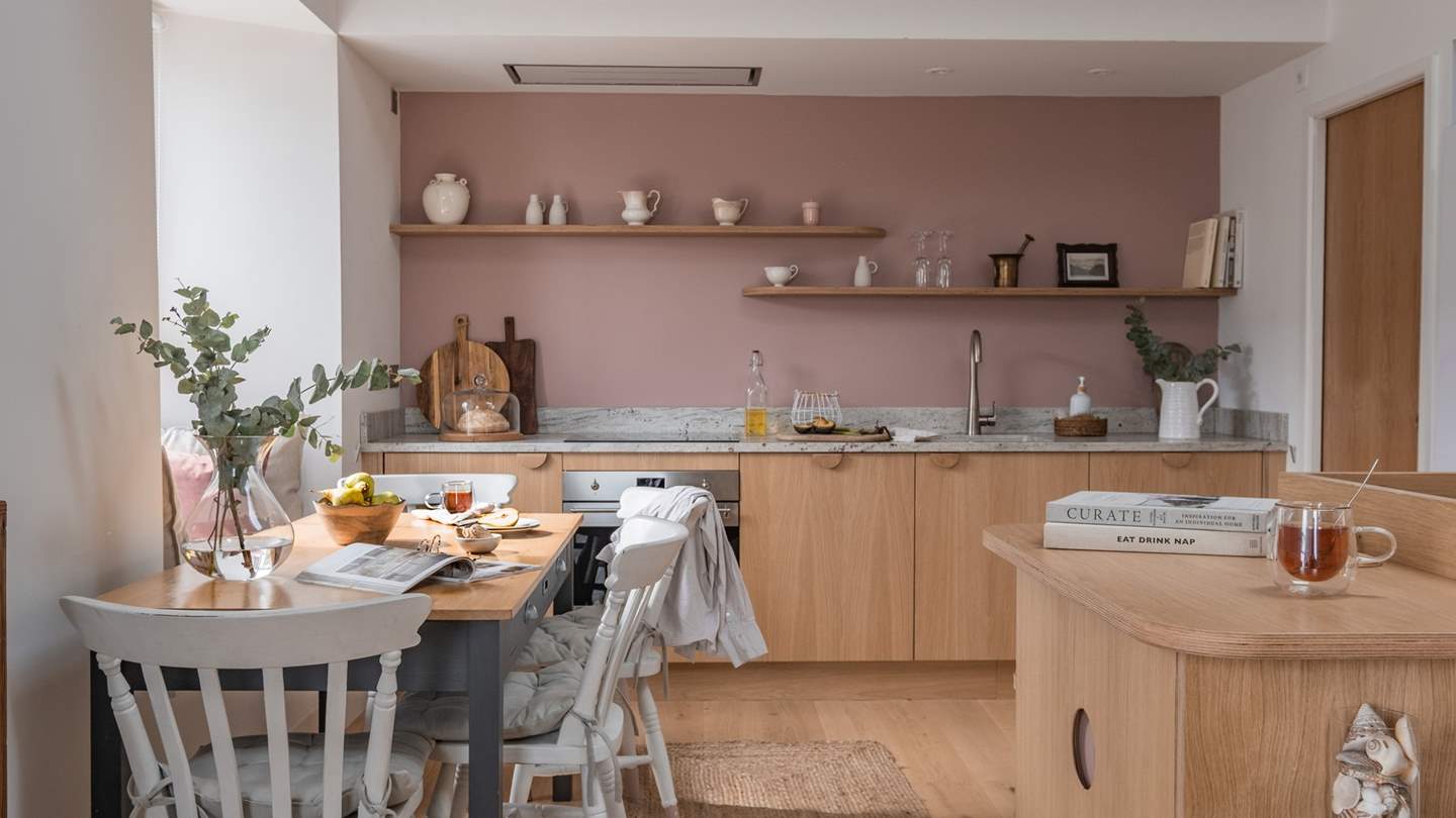 Gwella’s two gorgeous living spaces reside upstairs, with windows overlooking the glistening ocean, Mousehole’s characterful rooftops, and St Michael’s Mount beyond