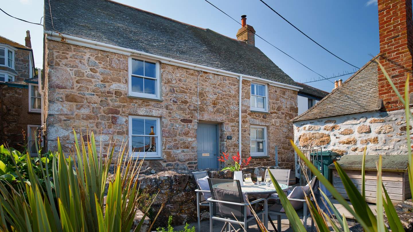 With its perfect position right on the sea front, Crabbers is a lovely seaside retreat for four in the fishing village of Mousehole.