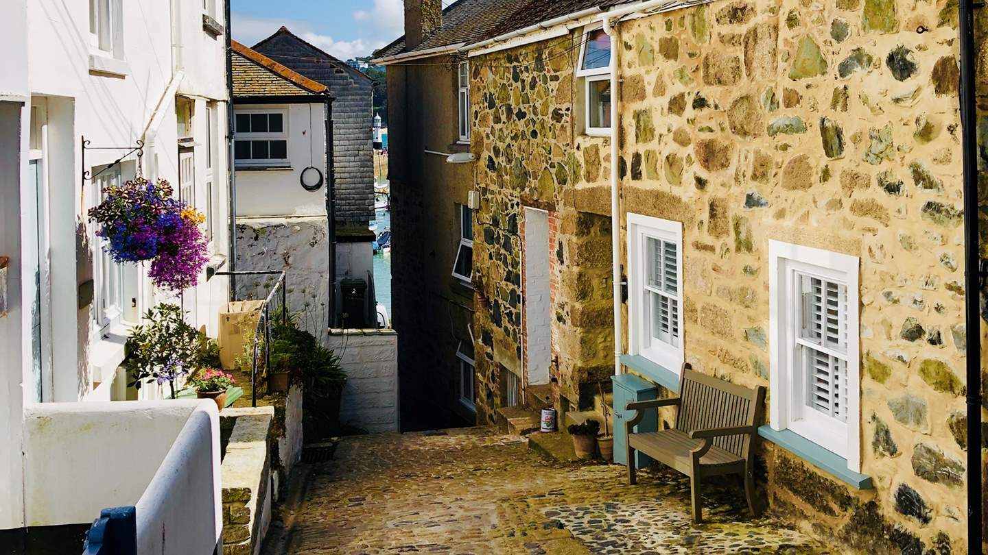 Shellseekers is on a charming cobbled lane leading to the harbour and a short stroll into the heart of the old town with fabulous shops, restaurants and galleries.