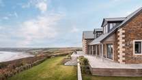 From its elevated position, high above the beautiful beach of Gerrans Bay on the Roseland Peninsula Tredeanne enjoys unrivalled sea and coastal views
