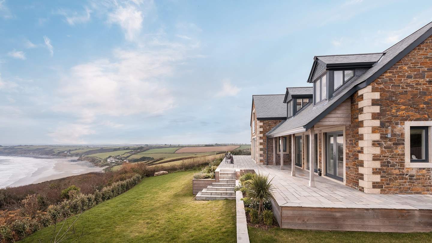 From its elevated position, high above the beautiful beach of Gerrans Bay on the Roseland Peninsula Tredeanne enjoys unrivalled sea and coastal views