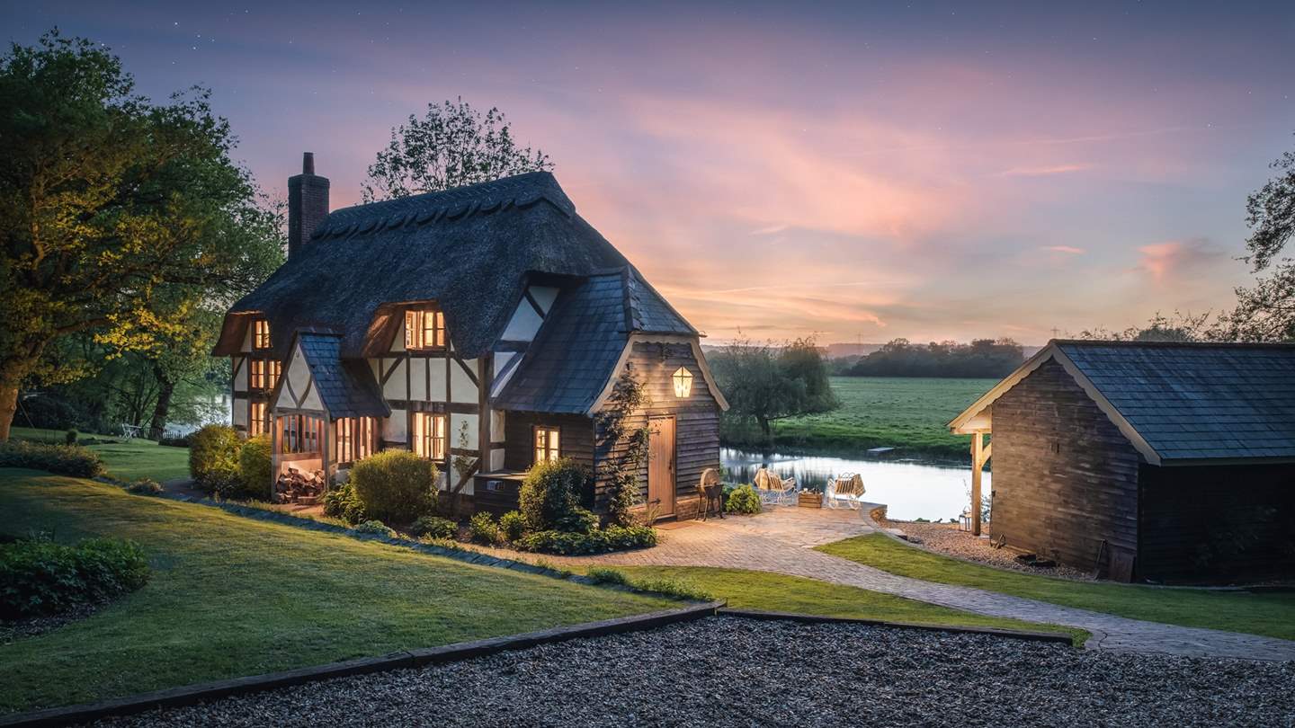 Simply stunning, this forest hideaway nestled on the banks of the Hampshire Avon is for those seeking an idyllic hideaway.