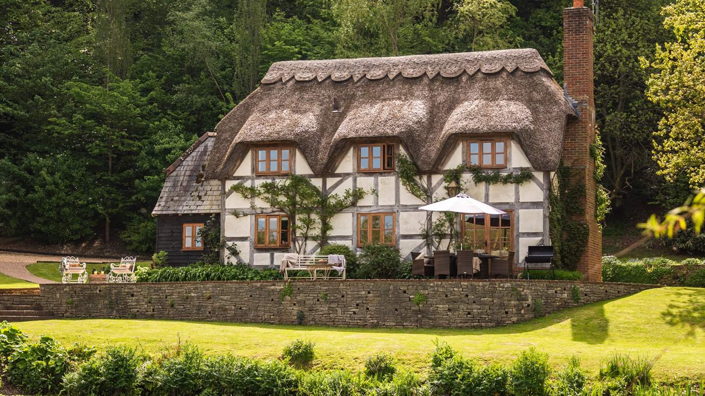 Chocolate-box pretty, Undercastle Cottage is the ultimate luxury cottage in the New Forest.