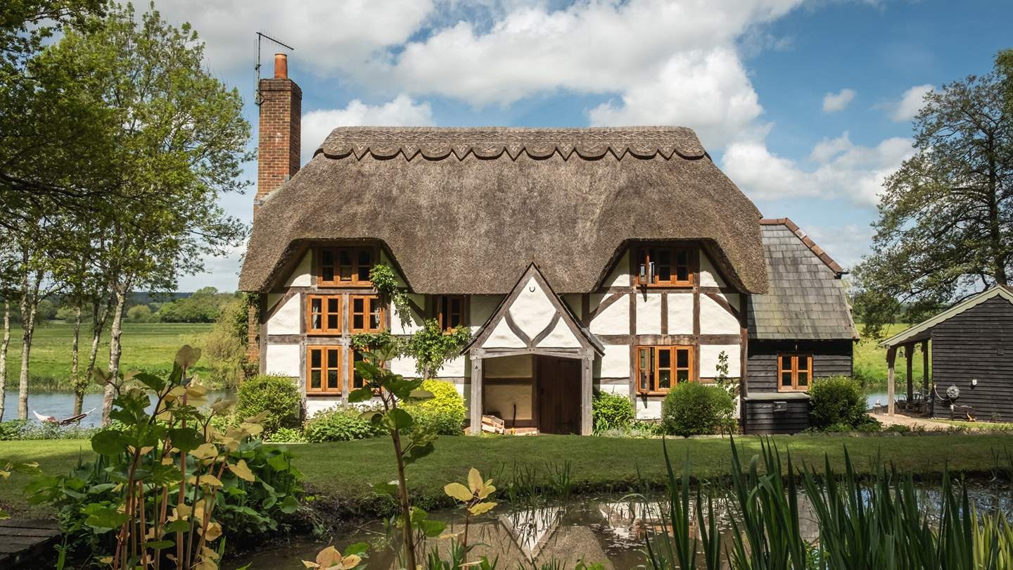 Completely private and oh-so-lovely, Undercastle Cottage is a super luxurious dog friendly self catering property for six.