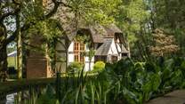 Surrounded by lush trees, lakes and established gardens, Undercastle Cottage looks like it has stepped out of a fairy tale.