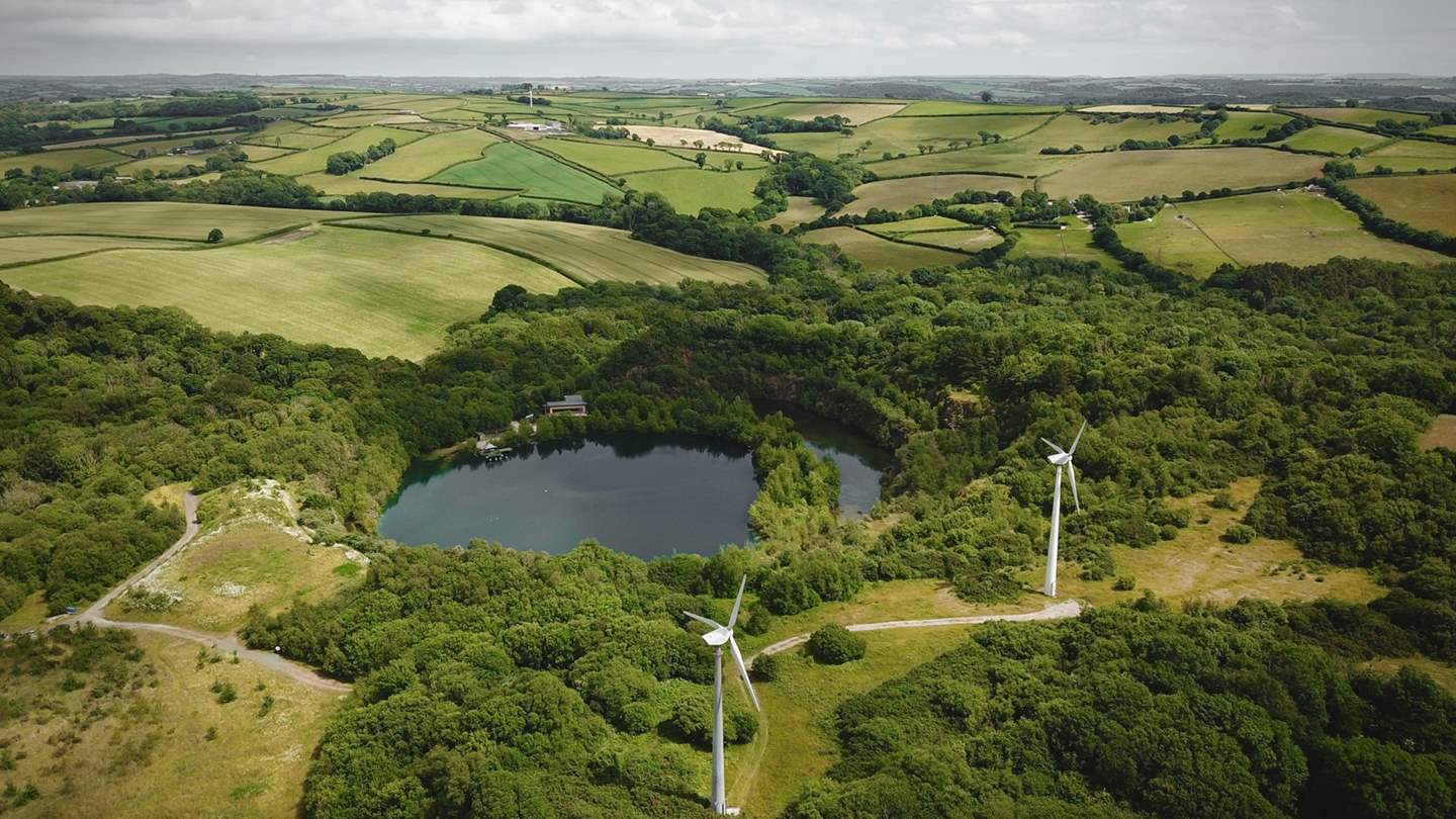 Enjoy access to a secluded lake, a dream for wild swimming 