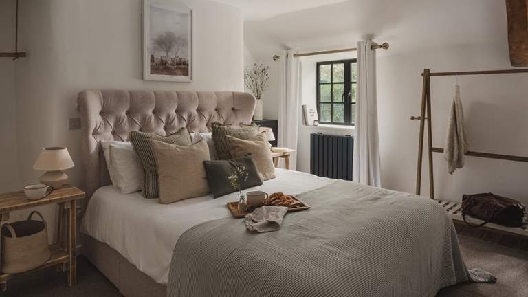 Number 36 - Sleeps 4 + cot - Broadway