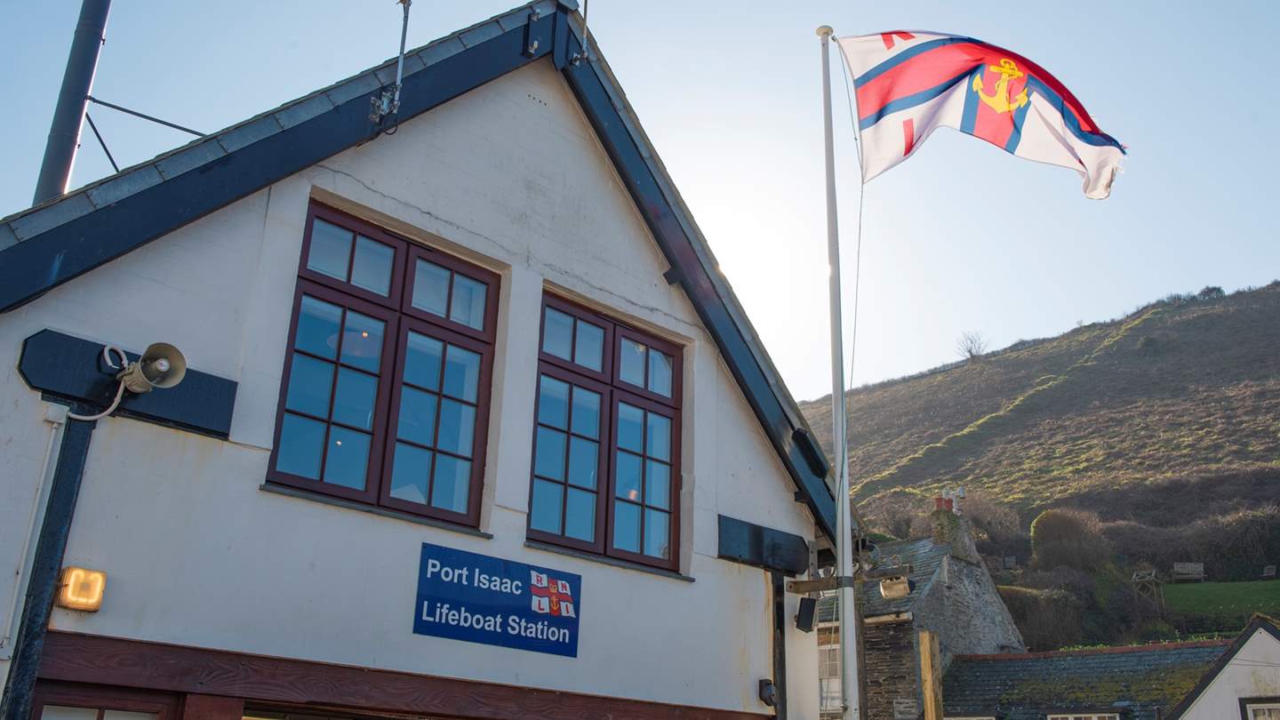 Have a unique, quintessentially coastal experience in this fabulous property for six in north Cornwall