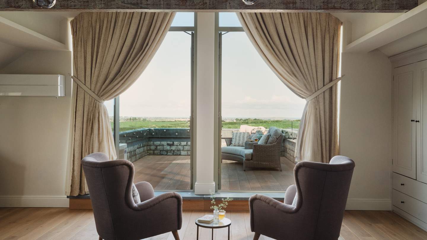 Breath-taking floor-to-ceiling glass windows, for perfect gazing to watch the world go by