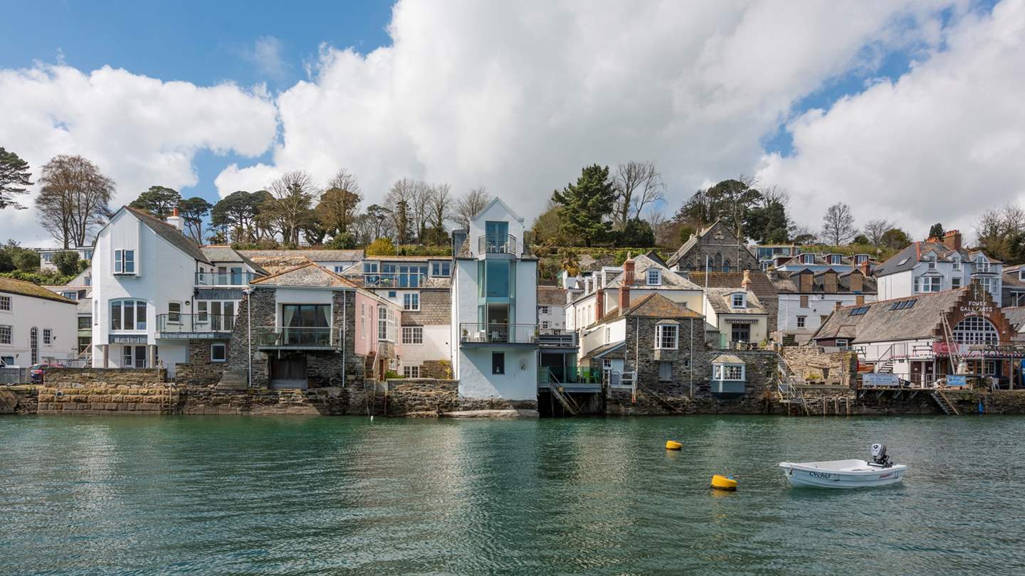 Nestled in the heart of picture-perfect Fowey, this is a wonderful waterside town house for six lucky people