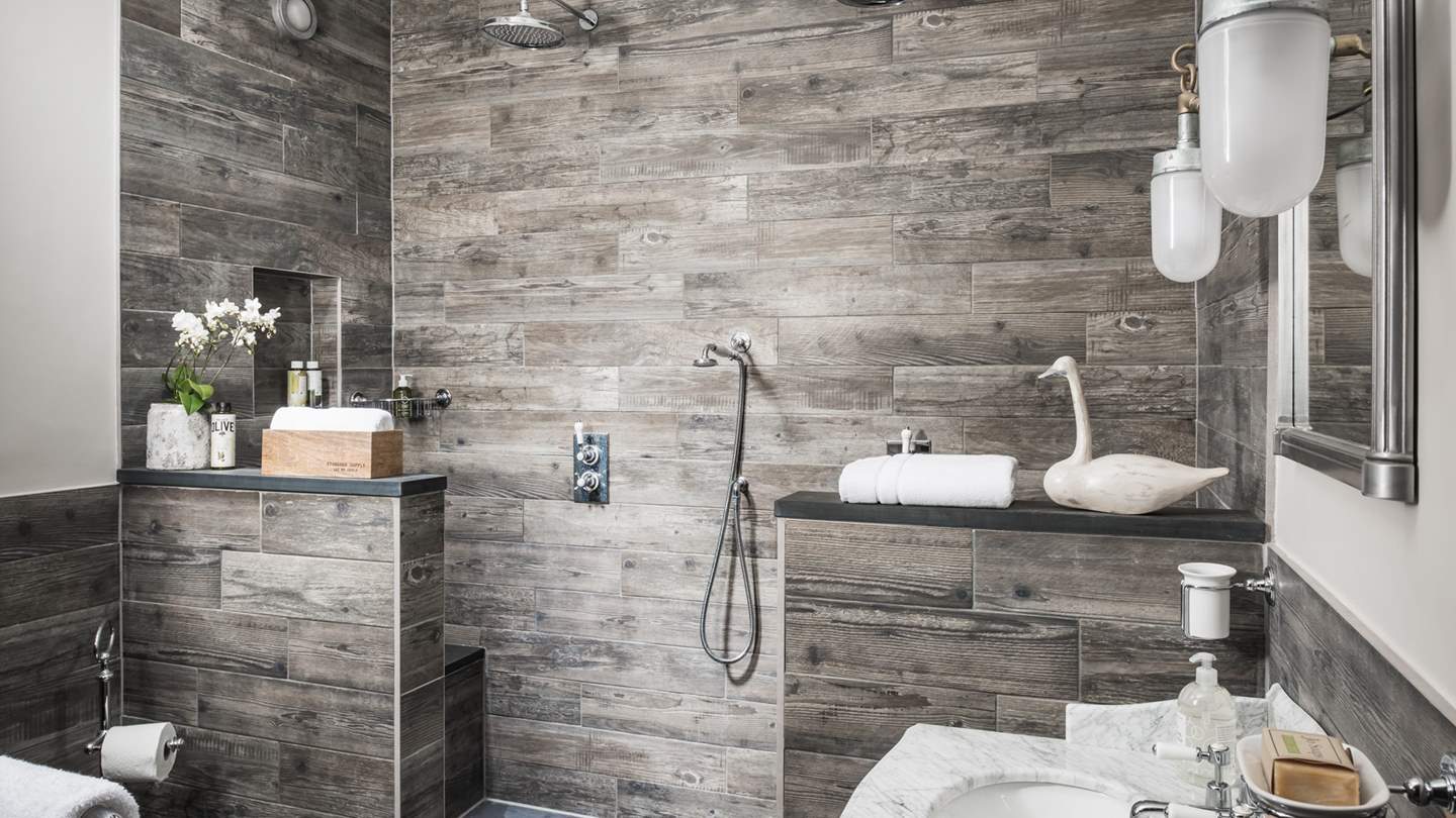 The fabulous en suite shower room with dual showers - bliss!