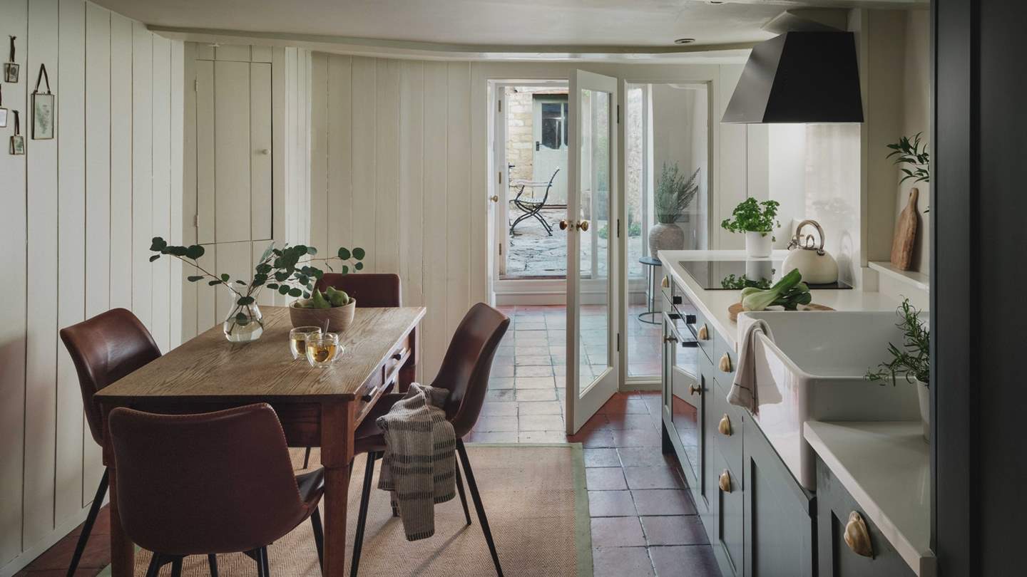 The vintage dining table lies in the kitchen and has four gorgeous leather chairs
