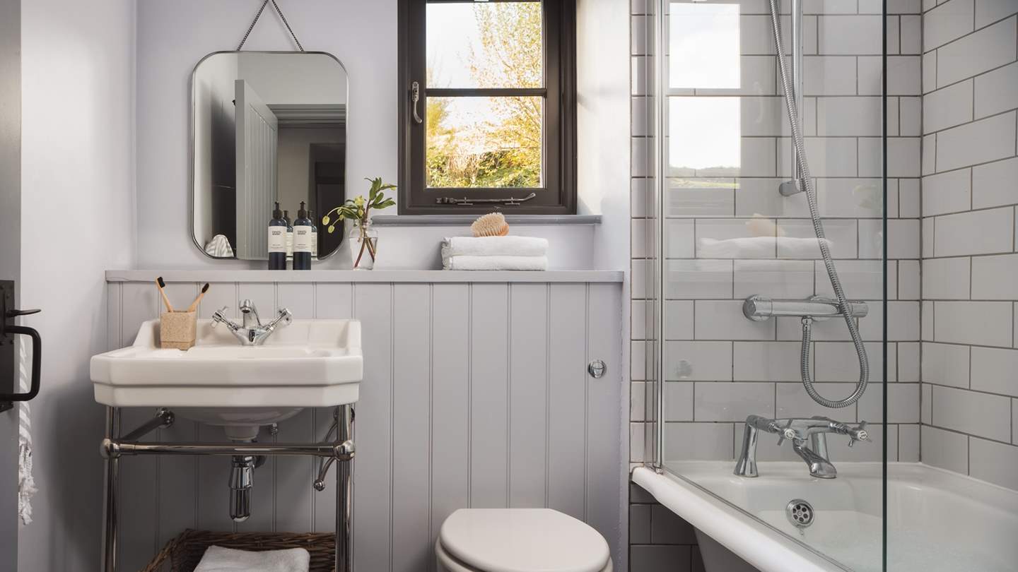 Whether you want a wake-me-up shower or a blissful soak, the family bathroom has you covered!