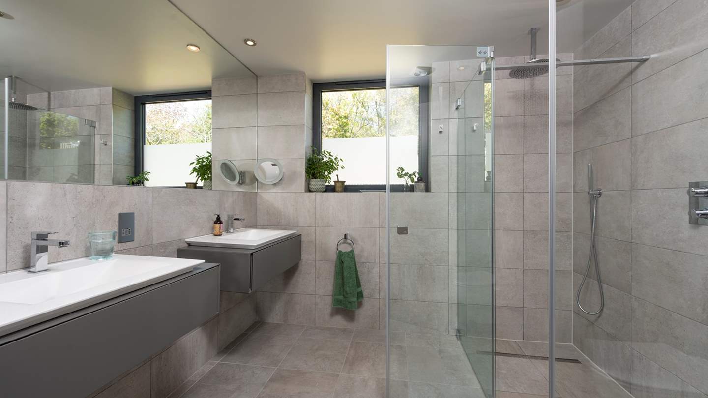 Twin sinks mean there won't be any queues in the morning!