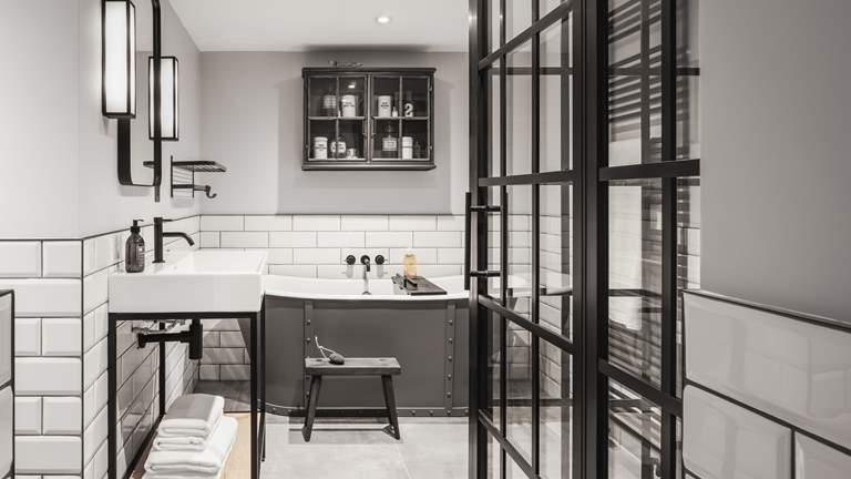 The Covert - Sleeps 6 + cot - Stroud