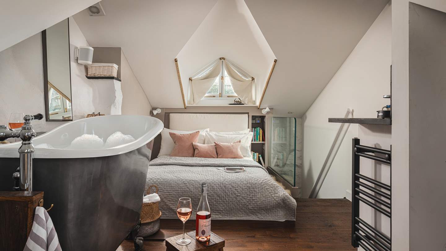 The most romantic hideaway, with evening soaks in the oh-so-sweet slipper bath and a glass of bubbles...