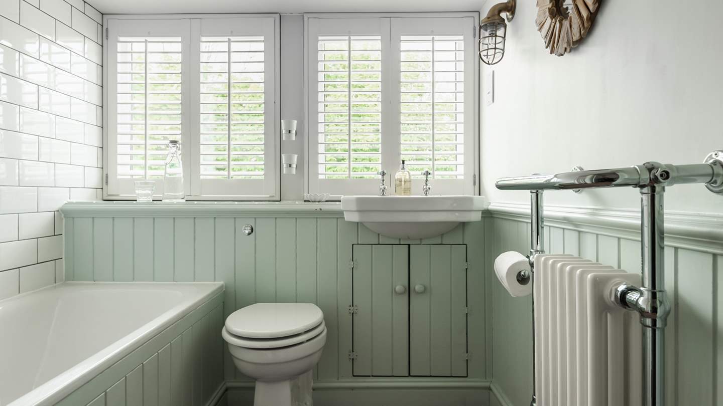 The upstairs family bathroom.