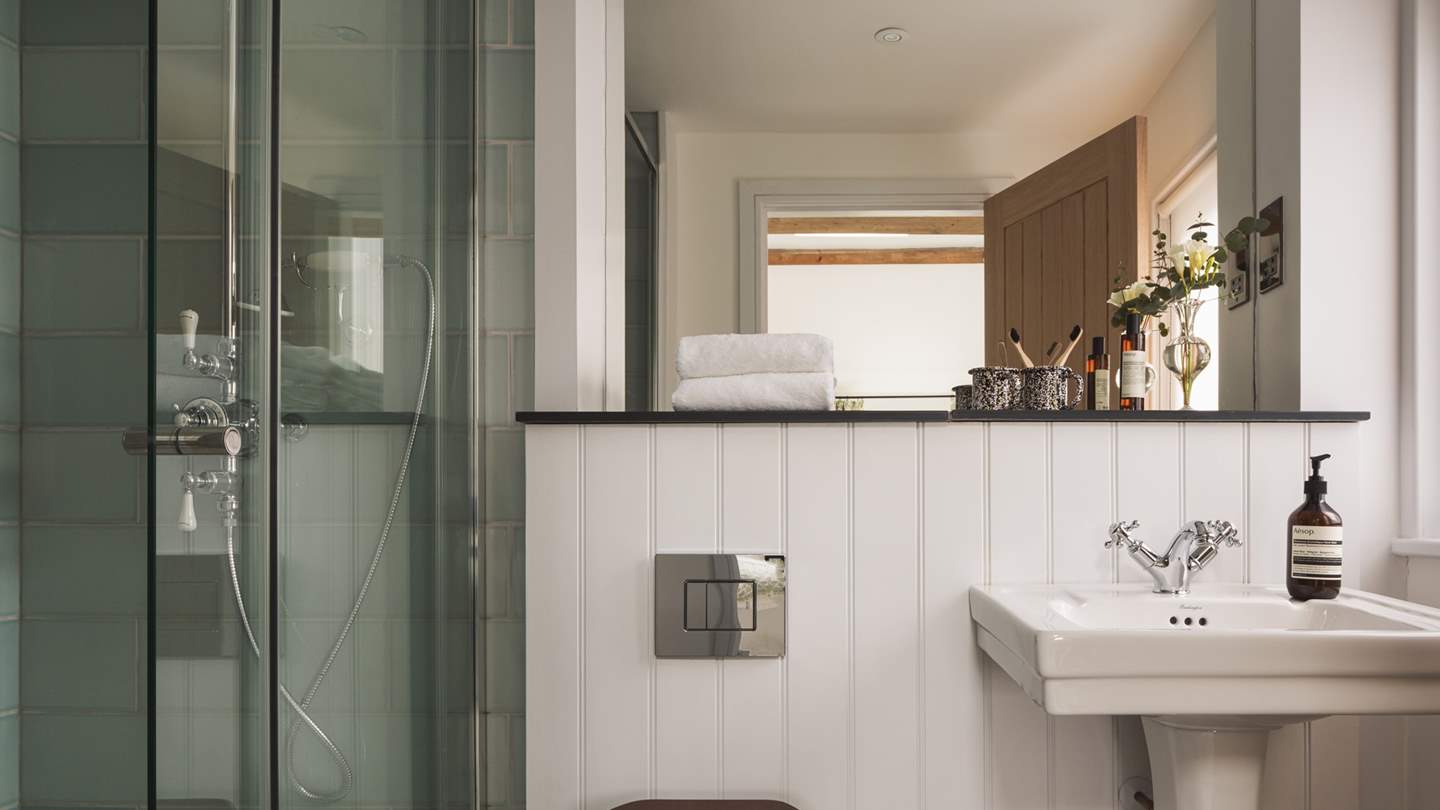 The en suite - perfect for wake-me-up ablutions! 