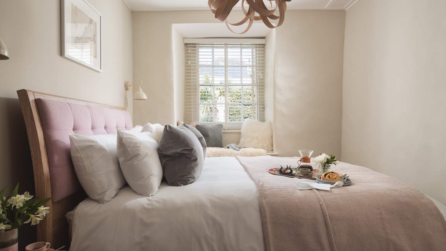 We love the eye-catching Tom Raffield lightshade